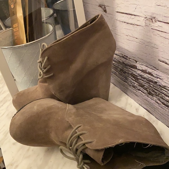 Platform booties - Picture 2 of 2